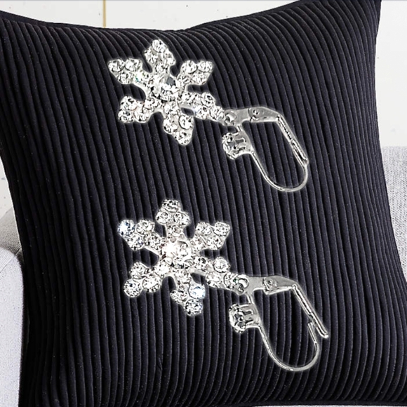 .🎄10/$20.  Snowflakes Rhinestones Silver Tone Earrings - Picture 4 of 8